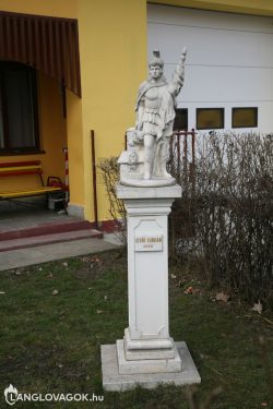 Szent Flórián-szobor a tűzoltóság előtt Kunszentmiklóson