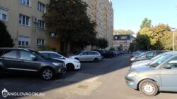 Parkoló autók a tűzoltási felvonulási területen a • Fehérvári út 109-119. szám alatt lévő lakóépületnél